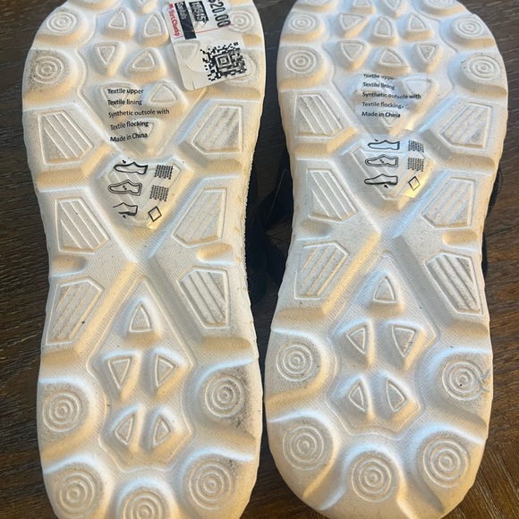 Black Minimalist Sandals with Y-Shaped Straps - Picture 3 of 3